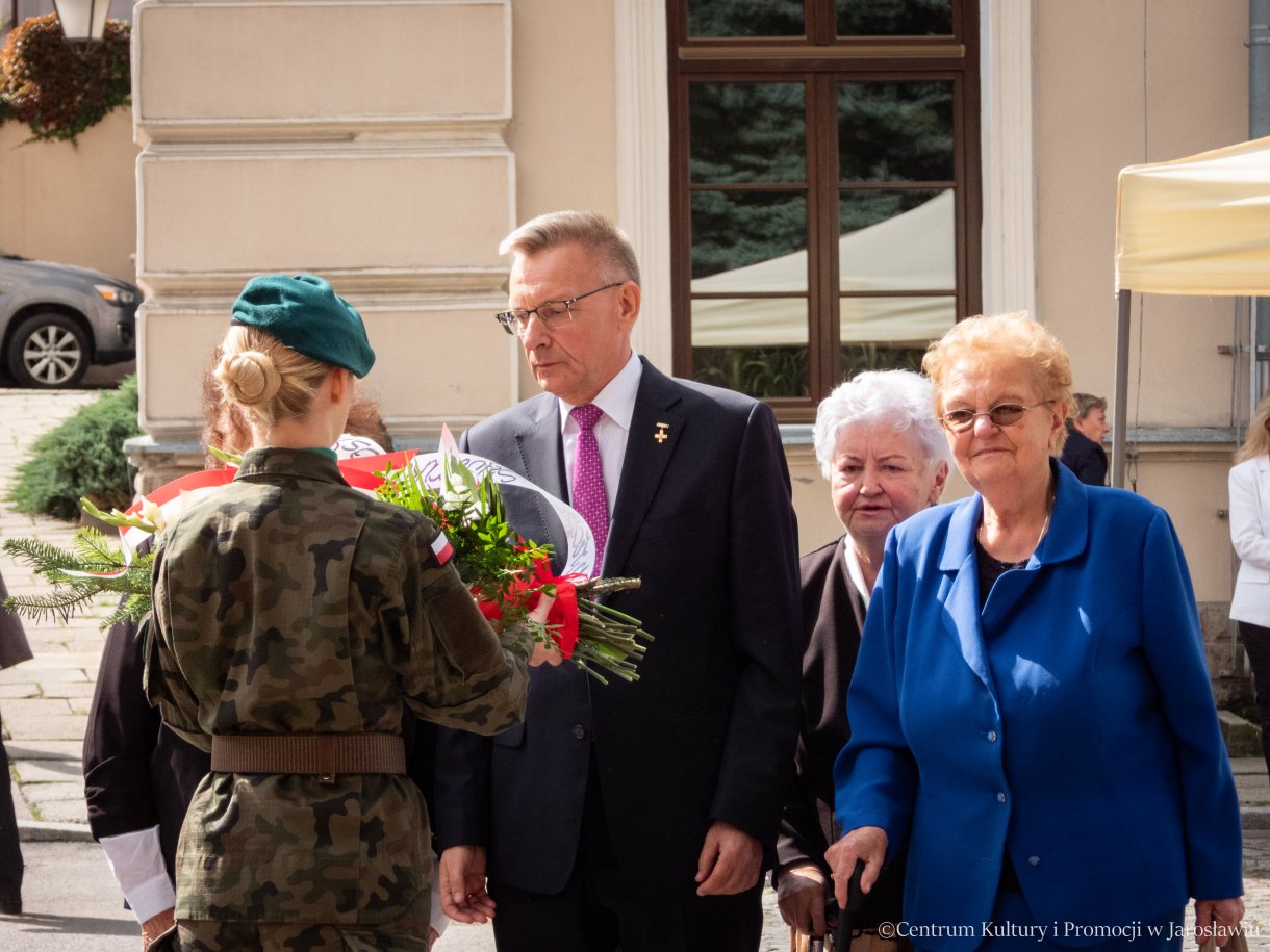 Obchody Dnia Sybiraka w Jarosławiu - delegacje składają pamiątkowe wiązanki kwiatów pod pomnikiem Bohaterów i Ofiar II Wojny Światowej