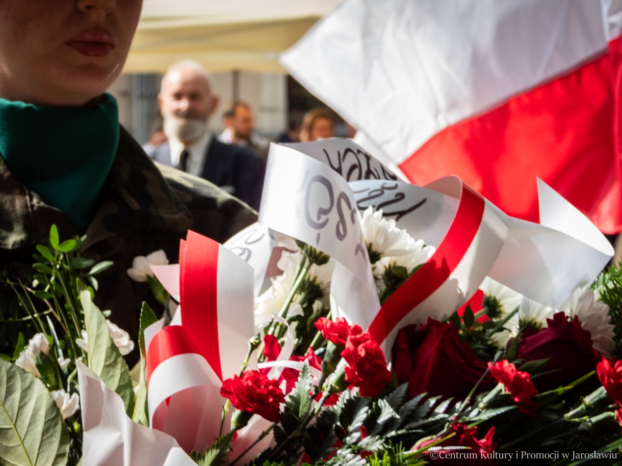 Obchody Dnia Sybiraka w Jarosławiu - delegacje składają pamiątkowe wiązanki kwiatów pod pomnikiem Bohaterów i Ofiar II Wojny Światowej