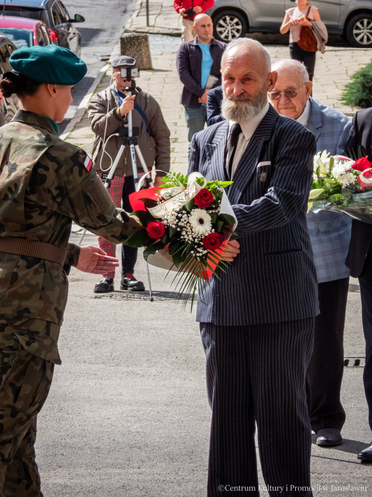 Obchody Dnia Sybiraka w Jarosławiu - delegacje składają pamiątkowe wiązanki kwiatów pod pomnikiem Bohaterów i Ofiar II Wojny Światowej