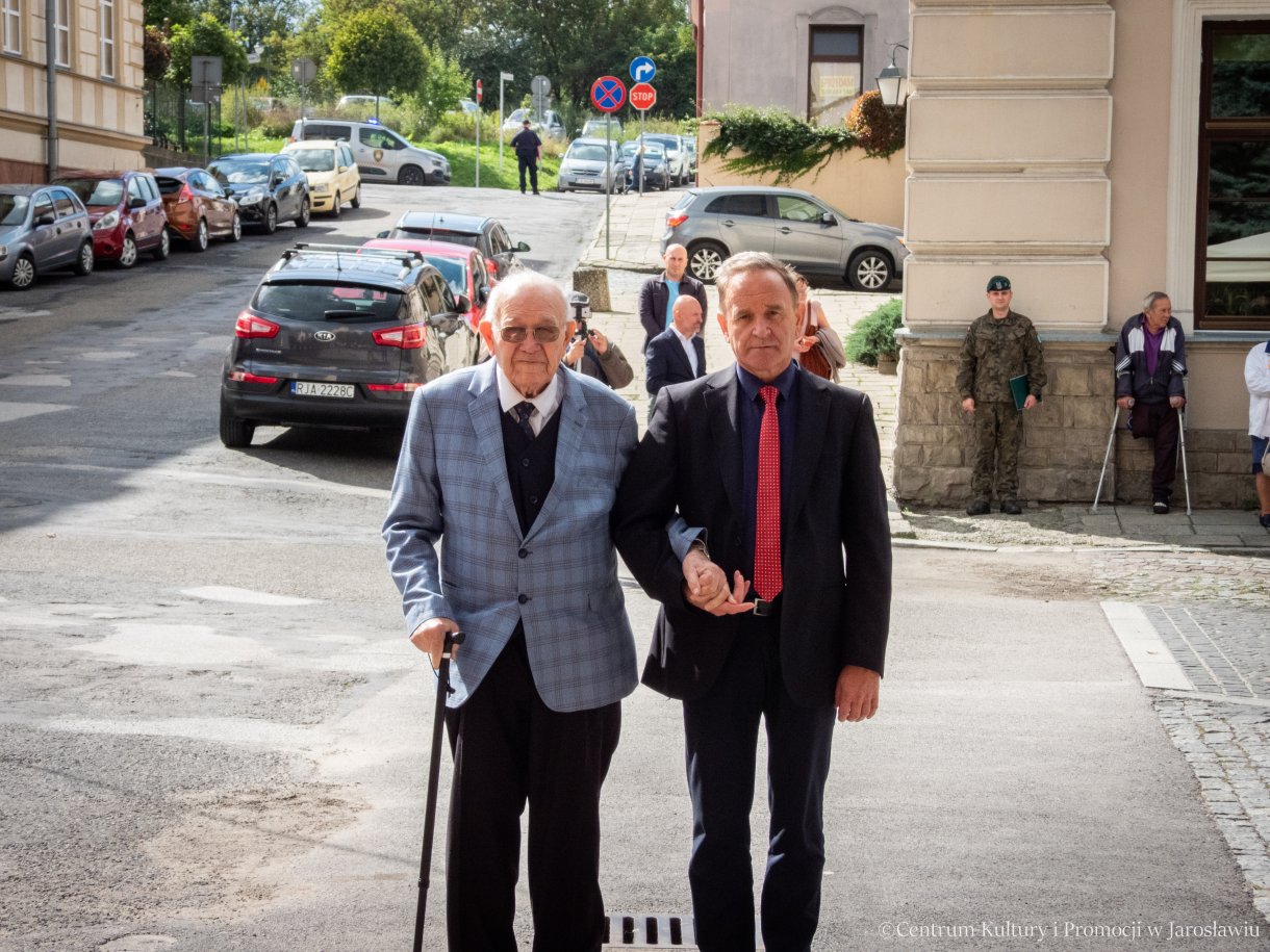 Obchody Dnia Sybiraka w Jarosławiu - delegacje składają pamiątkowe wiązanki kwiatów pod pomnikiem Bohaterów i Ofiar II Wojny Światowej