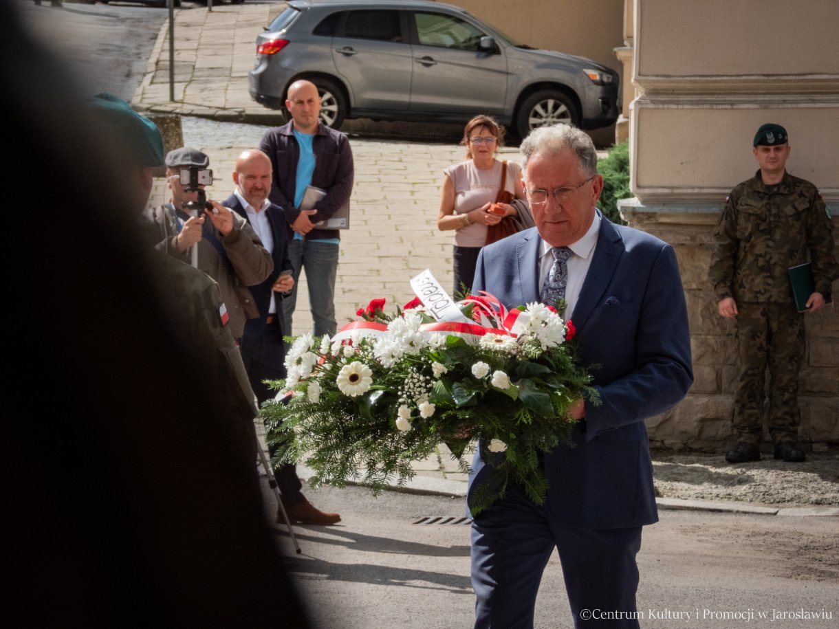 Obchody Dnia Sybiraka w Jarosławiu - delegacje składają pamiątkowe wiązanki kwiatów pod pomnikiem Bohaterów i Ofiar II Wojny Światowej