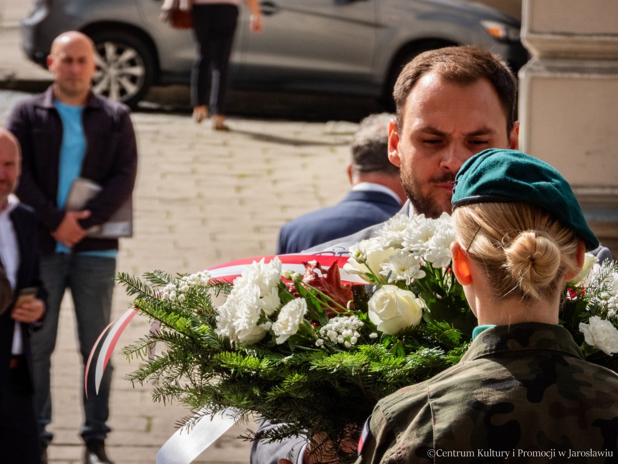 Obchody Dnia Sybiraka w Jarosławiu - delegacje składają pamiątkowe wiązanki kwiatów pod pomnikiem Bohaterów i Ofiar II Wojny Światowej