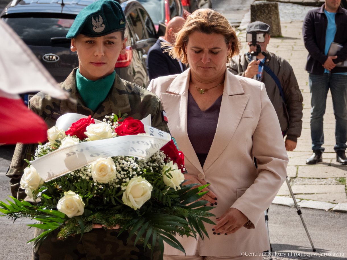 Obchody Dnia Sybiraka w Jarosławiu - delegacje składają pamiątkowe wiązanki kwiatów pod pomnikiem Bohaterów i Ofiar II Wojny Światowej