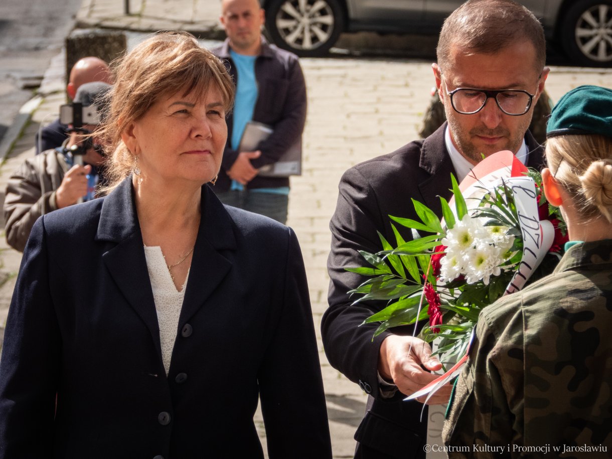 Obchody Dnia Sybiraka w Jarosławiu - delegacje składają pamiątkowe wiązanki kwiatów pod pomnikiem Bohaterów i Ofiar II Wojny Światowej