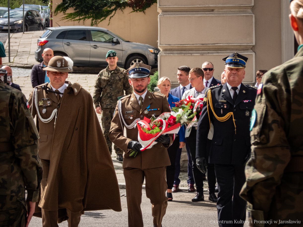 Obchody Dnia Sybiraka w Jarosławiu - delegacje składają pamiątkowe wiązanki kwiatów pod pomnikiem Bohaterów i Ofiar II Wojny Światowej