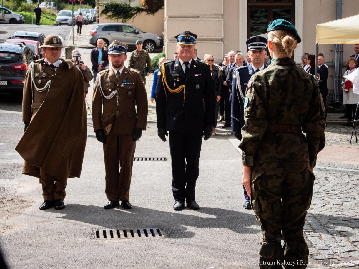 Obchody Dnia Sybiraka w Jarosławiu - delegacje składają pamiątkowe wiązanki kwiatów pod pomnikiem Bohaterów i Ofiar II Wojny Światowej