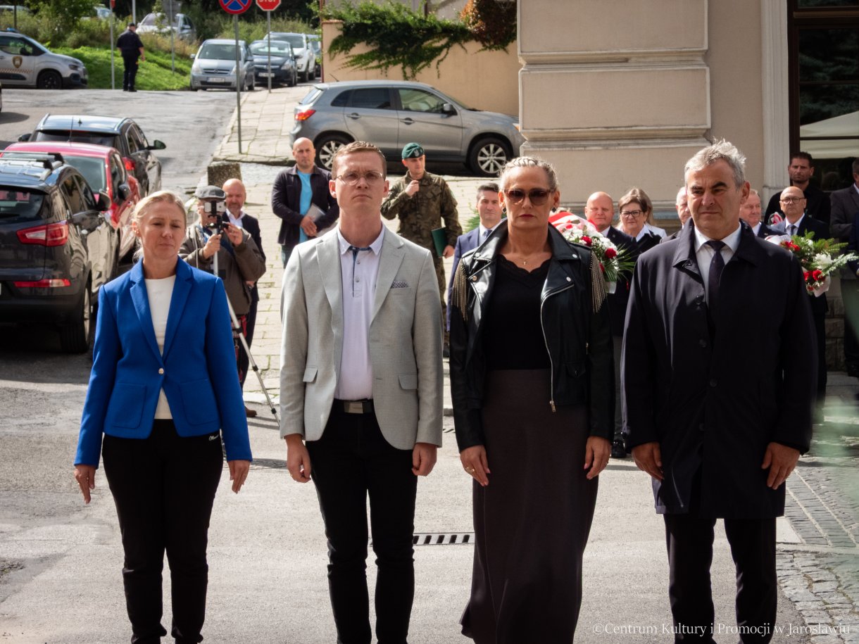 Obchody Dnia Sybiraka w Jarosławiu - delegacje składają pamiątkowe wiązanki kwiatów pod pomnikiem Bohaterów i Ofiar II Wojny Światowej