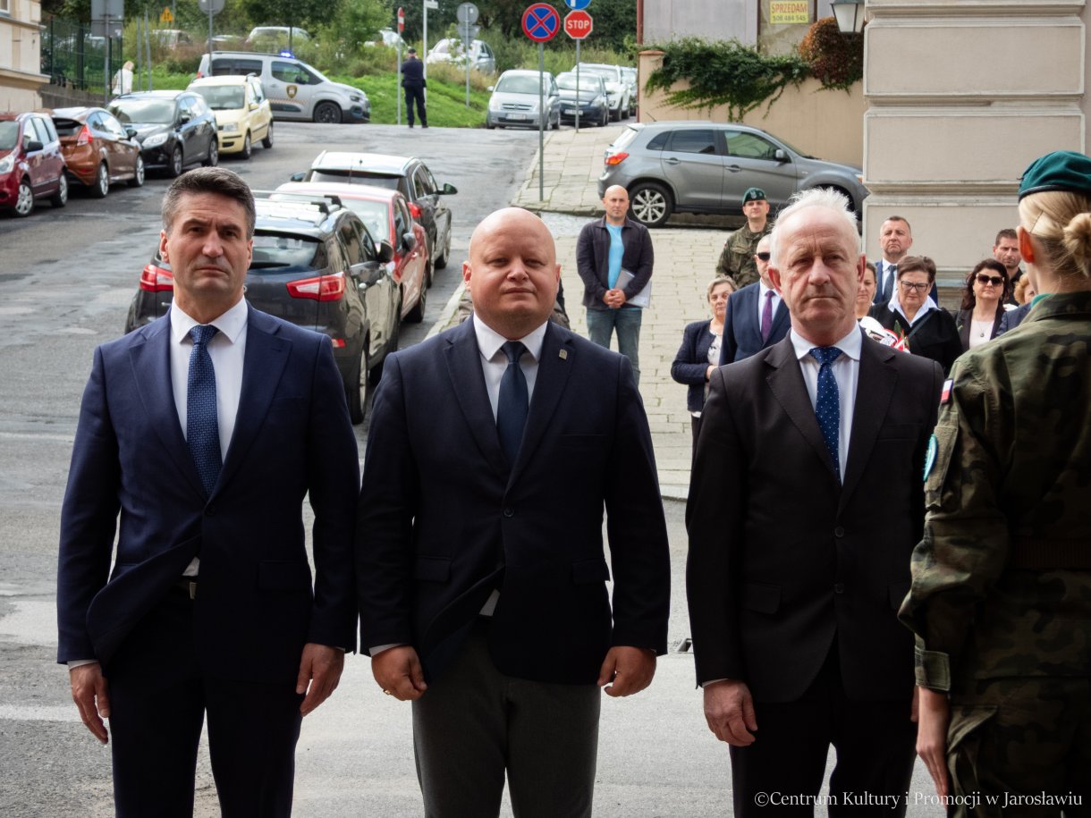 Obchody Dnia Sybiraka w Jarosławiu - delegacje składają pamiątkowe wiązanki kwiatów pod pomnikiem Bohaterów i Ofiar II Wojny Światowej