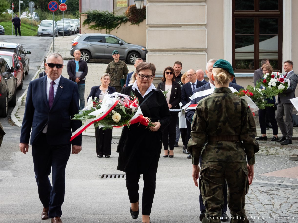 Obchody Dnia Sybiraka w Jarosławiu - delegacje składają pamiątkowe wiązanki kwiatów pod pomnikiem Bohaterów i Ofiar II Wojny Światowej