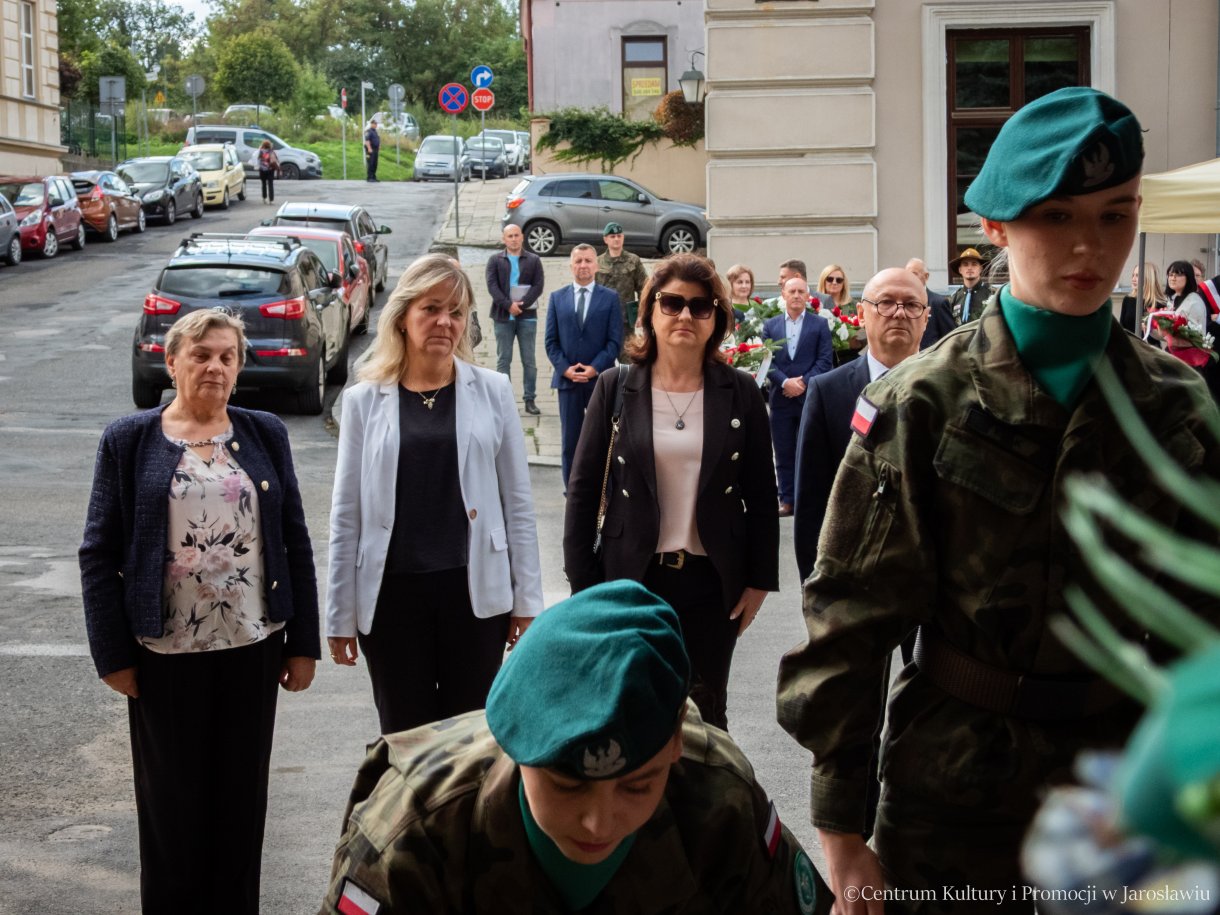 Obchody Dnia Sybiraka w Jarosławiu - delegacje składają pamiątkowe wiązanki kwiatów pod pomnikiem Bohaterów i Ofiar II Wojny Światowej