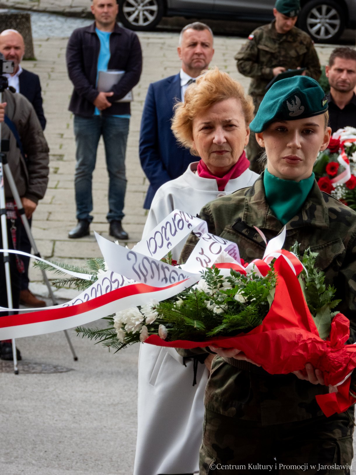 Obchody Dnia Sybiraka w Jarosławiu - delegacje składają pamiątkowe wiązanki kwiatów pod pomnikiem Bohaterów i Ofiar II Wojny Światowej