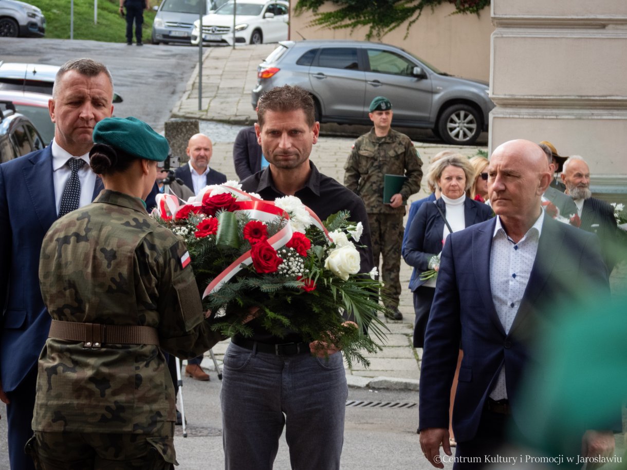 Obchody Dnia Sybiraka w Jarosławiu - delegacje składają pamiątkowe wiązanki kwiatów pod pomnikiem Bohaterów i Ofiar II Wojny Światowej