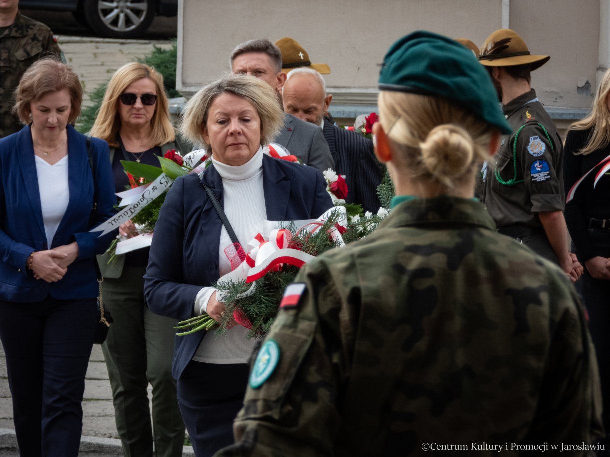 Obchody Dnia Sybiraka w Jarosławiu - delegacje składają pamiątkowe wiązanki kwiatów pod pomnikiem Bohaterów i Ofiar II Wojny Światowej