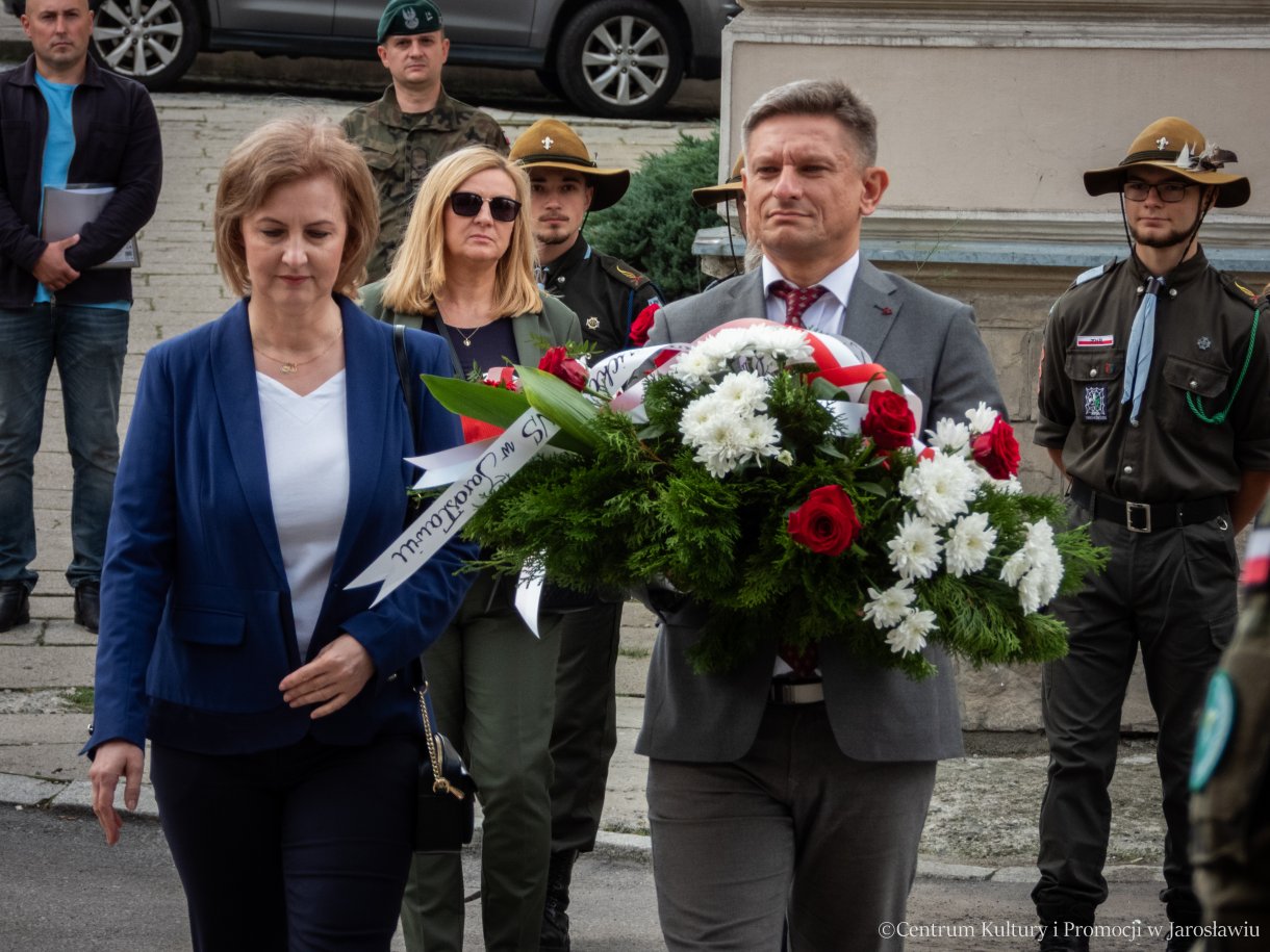 Obchody Dnia Sybiraka w Jarosławiu - delegacje składają pamiątkowe wiązanki kwiatów pod pomnikiem Bohaterów i Ofiar II Wojny Światowej
