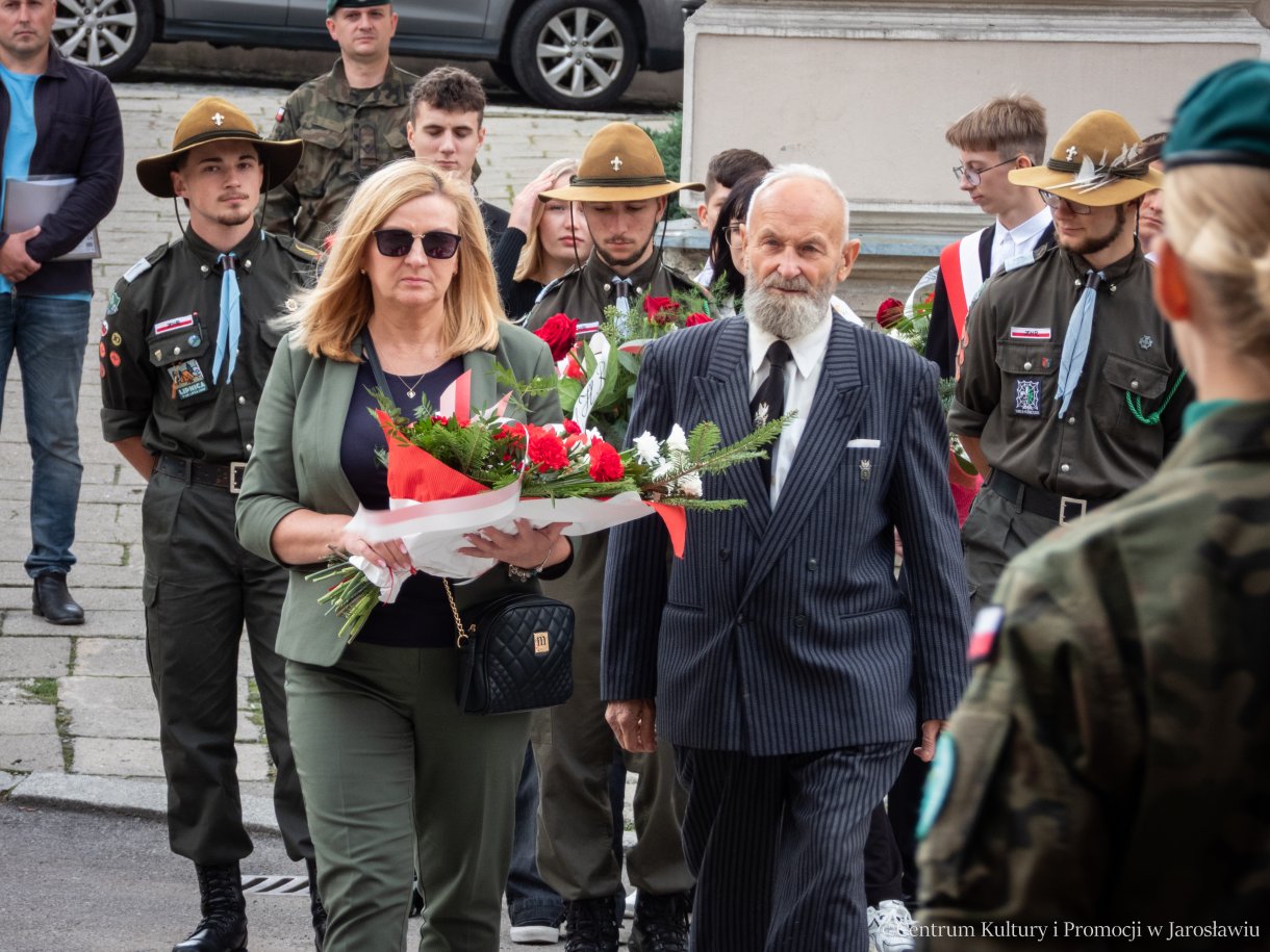 Obchody Dnia Sybiraka w Jarosławiu - delegacje składają pamiątkowe wiązanki kwiatów pod pomnikiem Bohaterów i Ofiar II Wojny Światowej