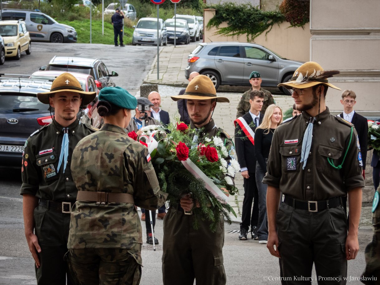 Obchody Dnia Sybiraka w Jarosławiu - delegacje składają pamiątkowe wiązanki kwiatów pod pomnikiem Bohaterów i Ofiar II Wojny Światowej