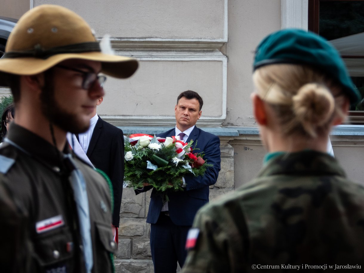 Obchody Dnia Sybiraka w Jarosławiu - delegacje składają pamiątkowe wiązanki kwiatów pod pomnikiem Bohaterów i Ofiar II Wojny Światowej