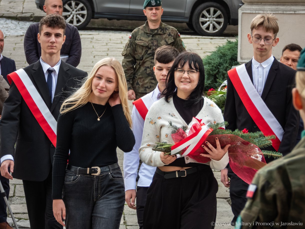 Obchody Dnia Sybiraka w Jarosławiu - delegacje składają pamiątkowe wiązanki kwiatów pod pomnikiem Bohaterów i Ofiar II Wojny Światowej