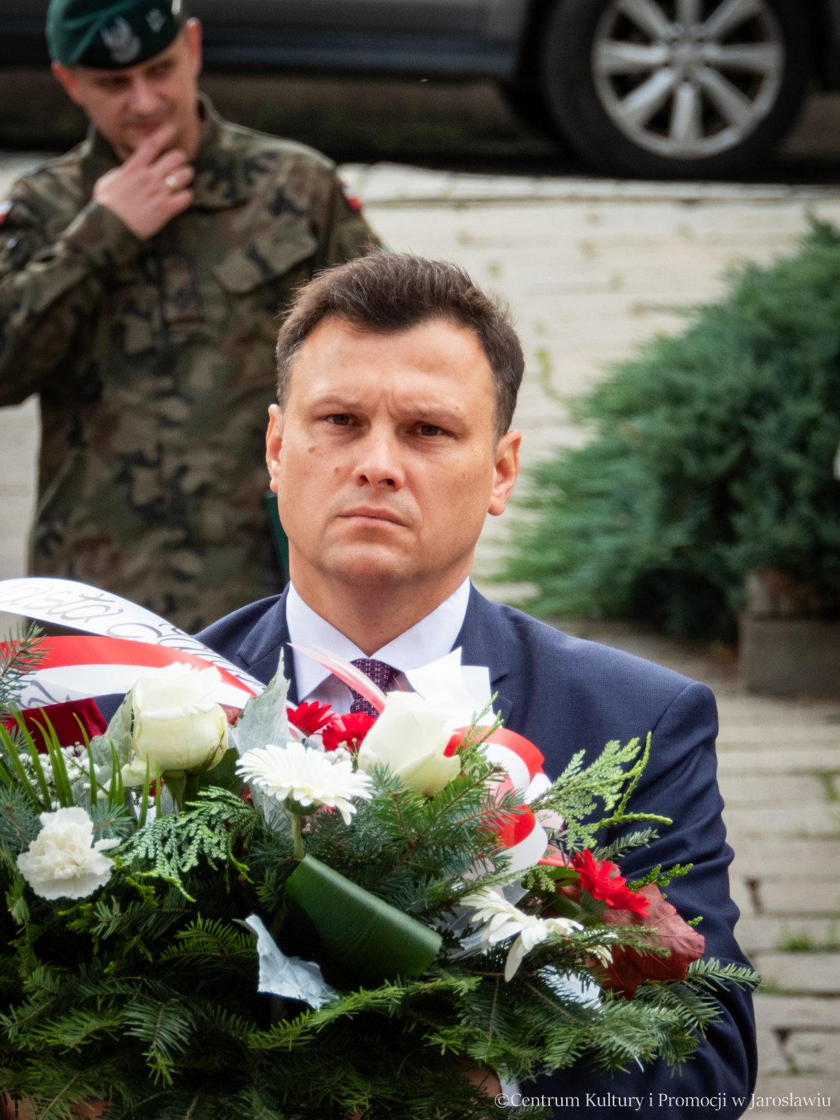 Obchody Dnia Sybiraka w Jarosławiu - delegacje składają pamiątkowe wiązanki kwiatów pod pomnikiem Bohaterów i Ofiar II Wojny Światowej