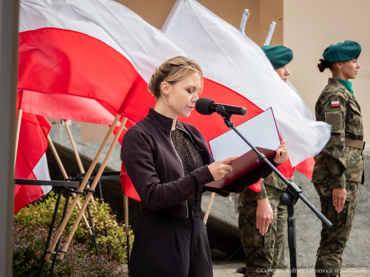 Obchody Dnia Sybiraka w Jarosławiu - prowadząca