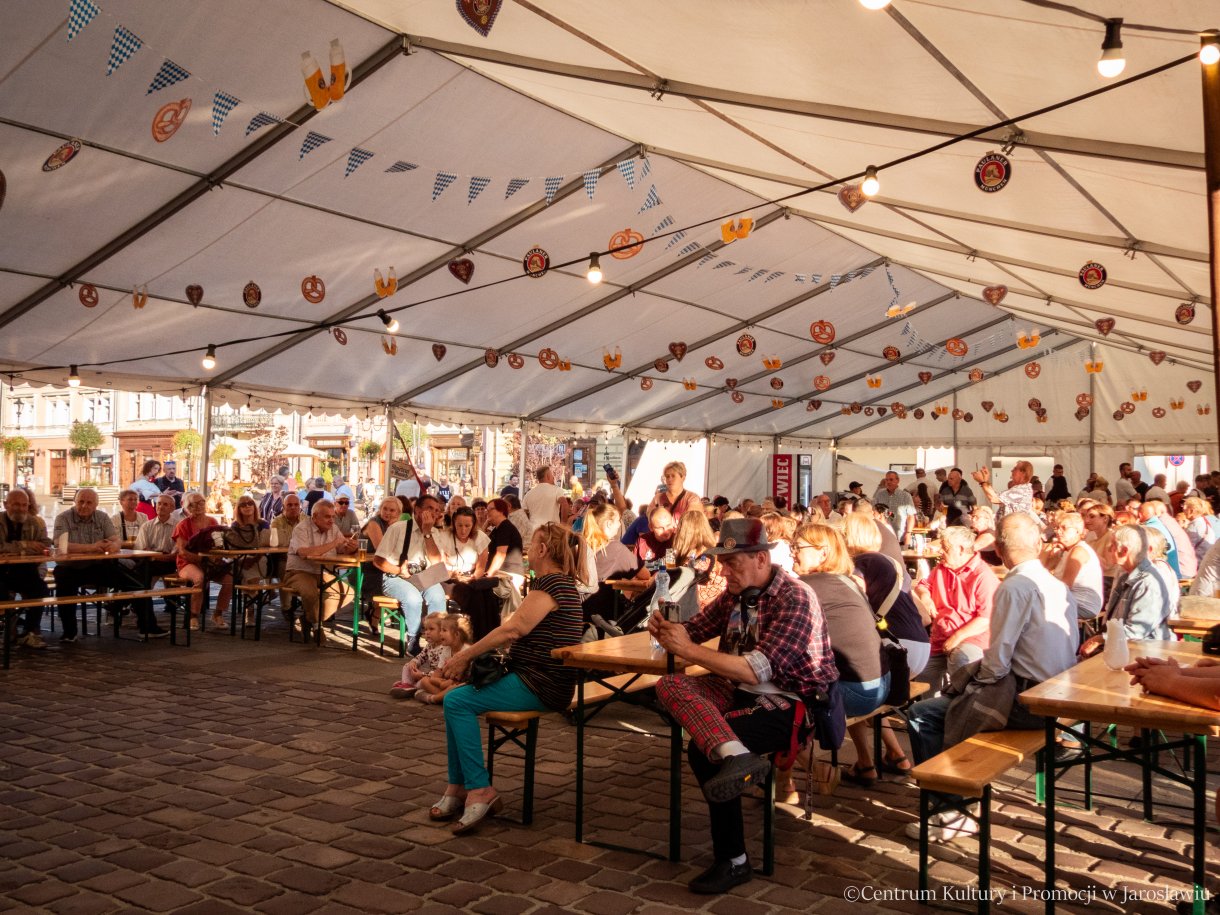 Oktoberfest Jarosław 2025 - uczestnicy dożynek piwnych w namiocie