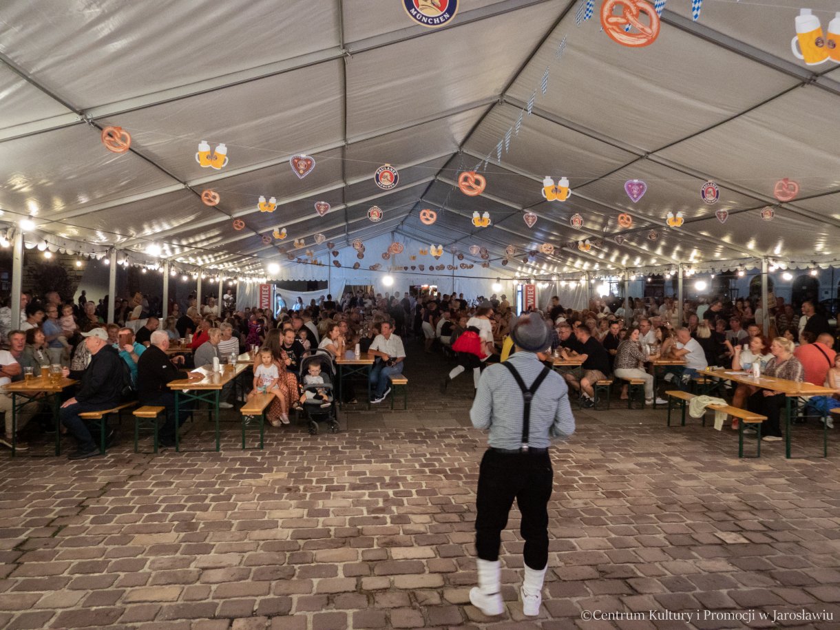Oktoberfest Jarosław 2025 - uczestnicy dożynek piwnych w namiocie