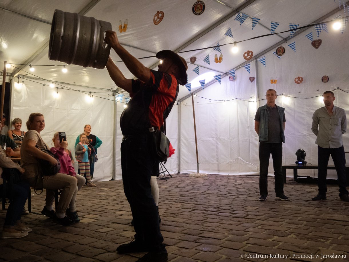 Oktoberfest Jarosław 2025 - konkurs na najdłuższe trzymanie kega z piwem
