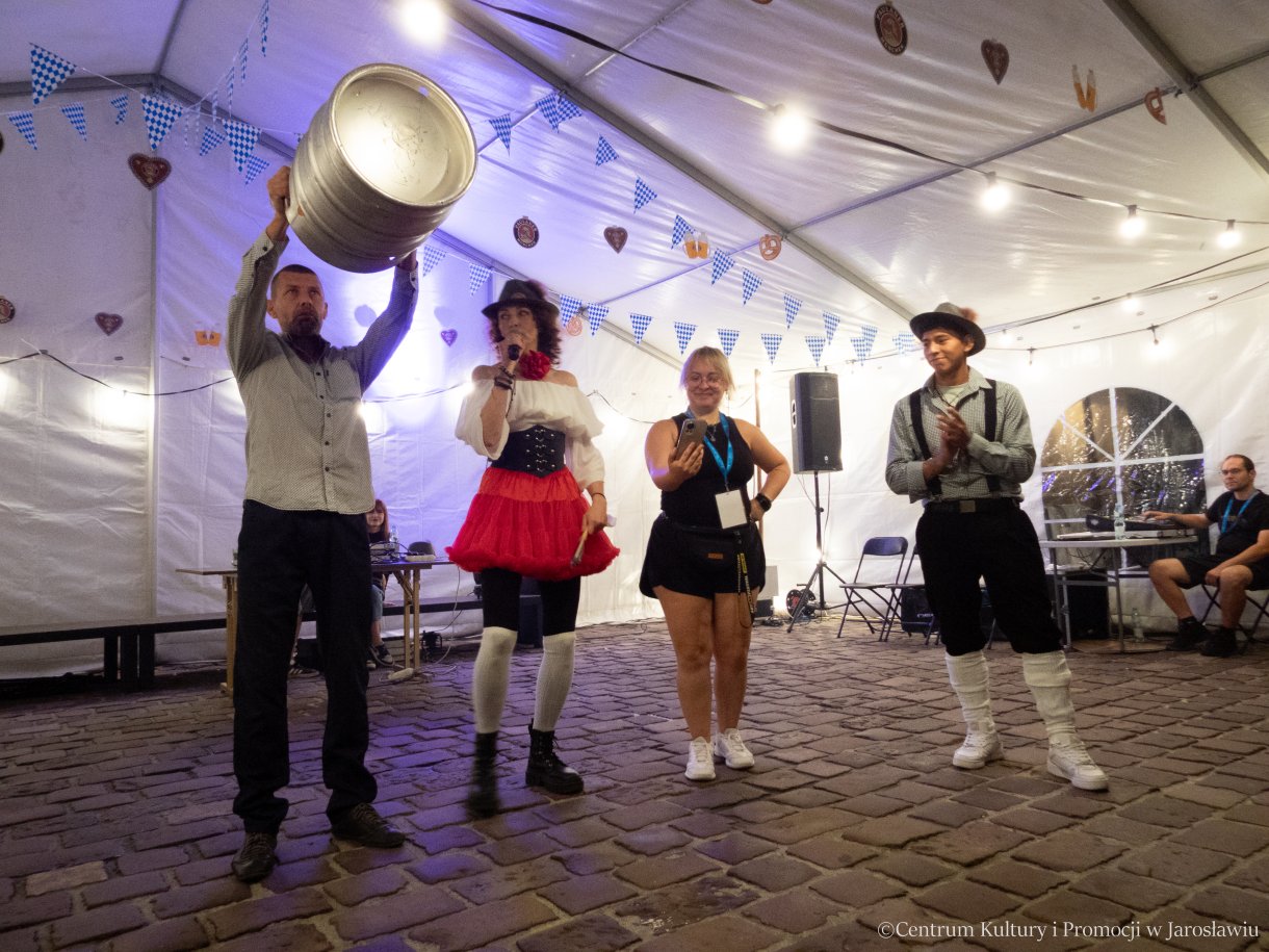 Oktoberfest Jarosław 2025 - konkurs na najdłuższe trzymanie kega z piwem