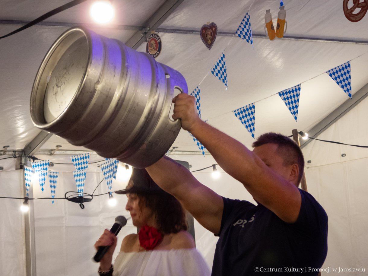 Oktoberfest Jarosław 2025 - konkurs na najdłuższe trzymanie kega z piwem