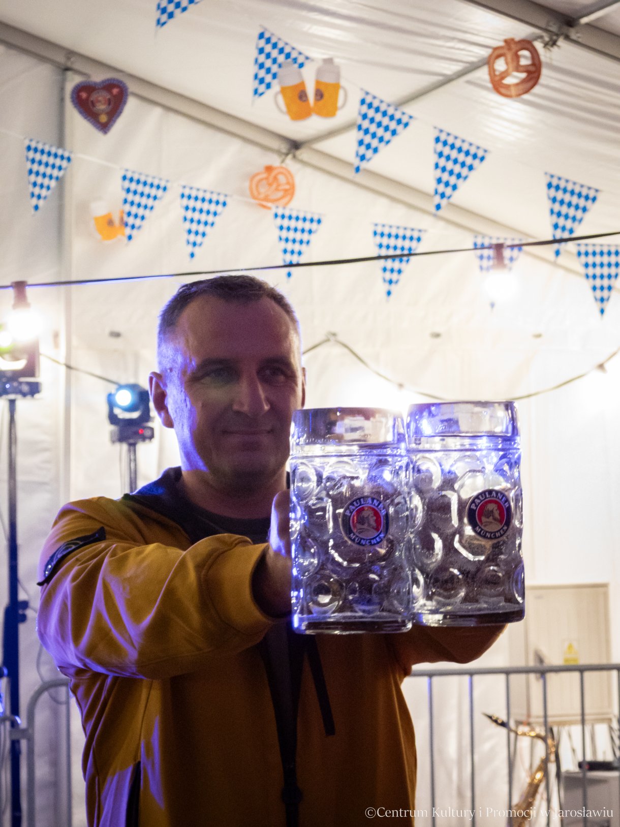 Oktoberfest Jarosław 2025 - konkurs na najdłuższe trzymanie litrowych kufli z wodą