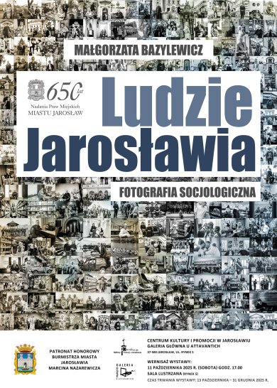 LUDZIE JAROSŁAWIA. Fotografia socjologiczna Autorka – Małgorzata Bazylewicz oraz Dyrektor Centrum Kultury i Promocji w Jarosławiu – Ireneusz Janicki zapraszają do Galerii Głównej u Attavantich na wystawę LUDZIE JAROSŁAWIA fotografia socjologiczna Wernisaż wystawy odbędzie się 11 października 2025r. (sobota) o godz. 17.00 w Sali Lustrzanej CKiP (Runek 5)   Czas trwania wystawy: 12 października – 31 grudnia 2025r. Fotografia socjologiczna od zawsze była próbą zatrzymania obrazu człowieka w jego naturalnym otoczeniu – pokazania nie tylko twarzy, ale także historii, relacji i emocji, które budują wspólnotę. To właśnie ta idea stała się fundamentem projektu „Ludzie Jarosławia”. Każdy portret to nie tylko kadr, lecz spotkanie, rozmowa i zapis fragmentu tożsamości miasta. Wystawa prezentowana w Galerii Głównej u Attavantich w Centrum Kultury i Promocji w Jarosławiu wpisuje się w wyjątkowy moment – obchody 650-lecia nadania praw miejskich miastu Jarosław. To symboliczne zestawienie – rocznica ukazująca długą historię miasta oraz współczesne spojrzenie na jego mieszkańców, którzy tę historię tworzą dziś. Honorowy patronat nad wystawą objął Burmistrz Miasta Jarosławia, podkreślając tym samym rangę projektu, który łączy sztukę z pamięcią społeczną. Fotografie są świadectwem, że Jarosław to nie tylko zabytki i tradycje, ale przede wszystkim ludzie – ich pasje, twórczość i codzienność, które nadają miastu puls i charakter. Projekt „Ludzie Jarosławia” cieszył się wielkim zainteresowaniem, nie tylko wśród lokalnej społeczności. Ostatni  – trzysetny – portret został opublikowany 20 maja 2025 r. Był to portret Autorki projektu – Małgorzaty Bazylewicz, który zwieńczył miesiące ciężkiej pracy.     Cały projekt zaczął się właściwie od zrobienia spontanicznej fotografii Renacie Pelc z córką Julią, w maju podczas Nocy Zwiedzania Rynku w 2017 roku. Już wtedy naszła mnie myśl na stworzenie ogromnej serii portretów „Ludzi Jarosławia”, ale wróciłam do tego pomysłu dopiero po kilku latach. Początkowo były to portrety uliczne, dopiero później zaczęłam skupiać się również na jarosławskich ludziach z pasją, fotografując ich w symbolicznych dla nich miejscach.  Kompletnie nie spodziewałam się, że w ciągu pół roku „Ludzie Jarosławia” osiągnął około 11 milionów wyświetleń, że będą przeglądani nie tylko w Jarosławiu, ale i w różnych stronach świata! To niesamowite... Dziękuję. Projekt został stworzony z mojej własnej inicjatywy i na moją własną odpowiedzialność. Był dla mnie też niesamowitą przygodą, dzięki której w przeciągu kilku miesięcy poznałam masę ciekawych ludzi! Dziękuję za te wszystkie hektolitry wypitej kawy, kilogramy zjedzonych ciastek, godzinne rozmowy o pasji i życiu. W projekcie „Ludzie Jarosławia” – liczącym 300 portretów, wzięło udział około tysiąca Jarosławian i kilkanaście zwierząt. Dla wielu osób udział był naprawdę ogromnym wyzwaniem, ale również bardzo ciekawym doświadczeniem, a niektórzy po dziś dzień chcą pozostać anonimowi. /Małgorzata Bazylewicz/