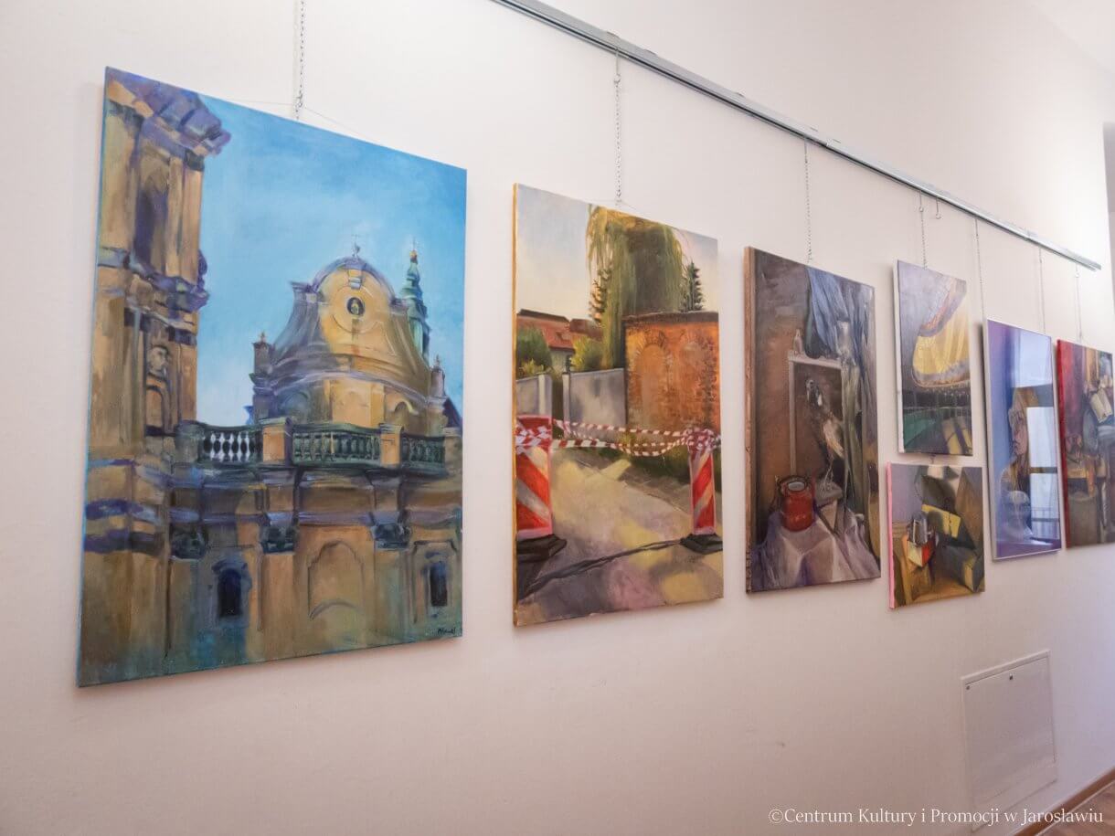 Wystawa prac Marioli Gaweł i Huberta Sawka w Galerii Debiutów - malarstwo (obrazy na płótnach)