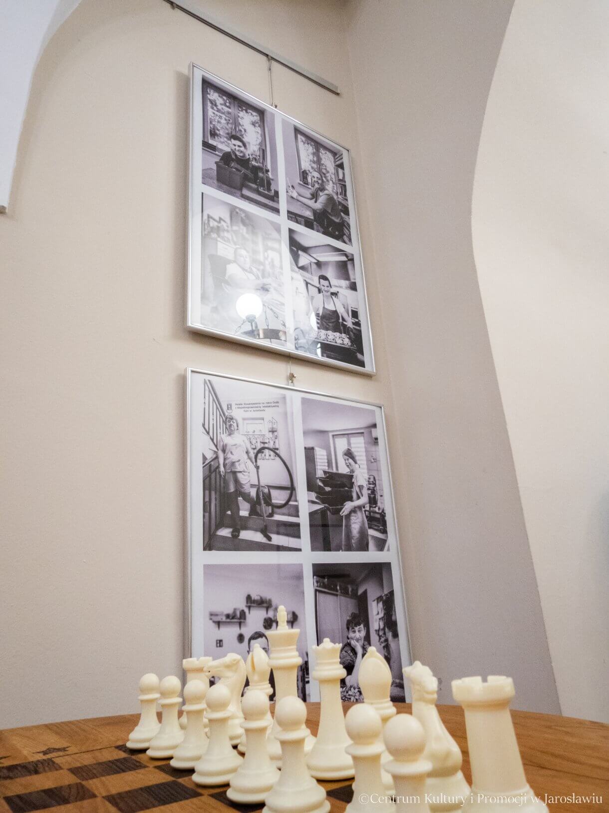 Galerii w Holu – AKTYWNI W PRACY - Portrety aktywnych zawodowo, bądź przygotowujących się do pracy osób z niepełnosprawnościami zostały wykonane w Warsztacie Terapii Zajęciowej w Jarosławiu oraz Zakładach Aktywności Zawodowej w Jarosławiu i Starych Oleszycach prowadzonych przez Polskie Stowarzyszenie na Rzecz Osób z Niepełnosprawnością Intelektualną Koło w Jarosławiu. Pomysłodawczynią i autorką zdjęć jest Małgorzata Bazylewicz zajmująca się fotografią socjologiczną.