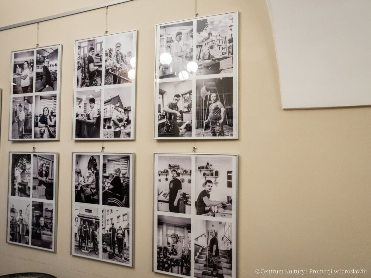 Galerii w Holu – AKTYWNI W PRACY - Portrety aktywnych zawodowo, bądź przygotowujących się do pracy osób z niepełnosprawnościami zostały wykonane w Warsztacie Terapii Zajęciowej w Jarosławiu oraz Zakładach Aktywności Zawodowej w Jarosławiu i Starych Oleszycach prowadzonych przez Polskie Stowarzyszenie na Rzecz Osób z Niepełnosprawnością Intelektualną Koło w Jarosławiu. Pomysłodawczynią i autorką zdjęć jest Małgorzata Bazylewicz zajmująca się fotografią socjologiczną.