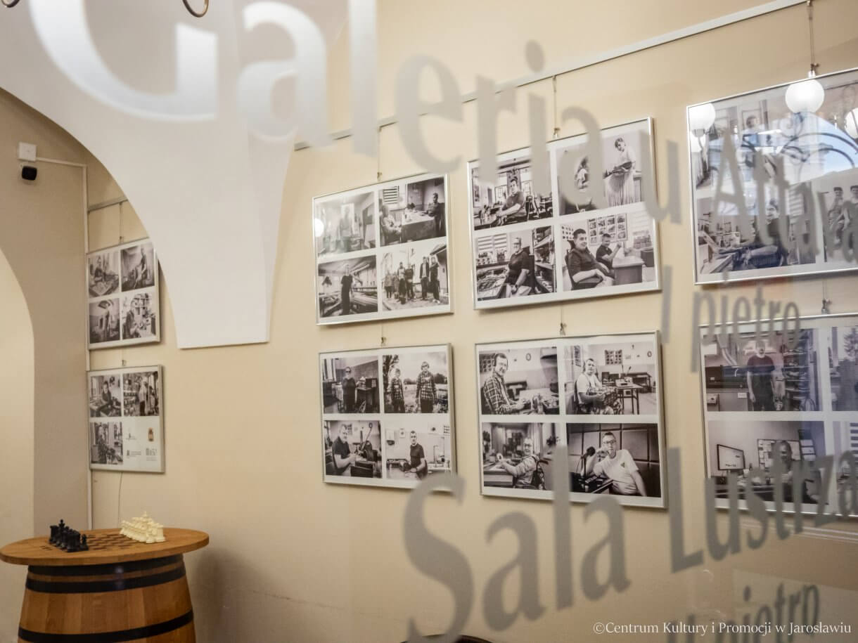 Galerii w Holu – AKTYWNI W PRACY - Portrety aktywnych zawodowo, bądź przygotowujących się do pracy osób z niepełnosprawnościami zostały wykonane w Warsztacie Terapii Zajęciowej w Jarosławiu oraz Zakładach Aktywności Zawodowej w Jarosławiu i Starych Oleszycach prowadzonych przez Polskie Stowarzyszenie na Rzecz Osób z Niepełnosprawnością Intelektualną Koło w Jarosławiu. Pomysłodawczynią i autorką zdjęć jest Małgorzata Bazylewicz zajmująca się fotografią socjologiczną.