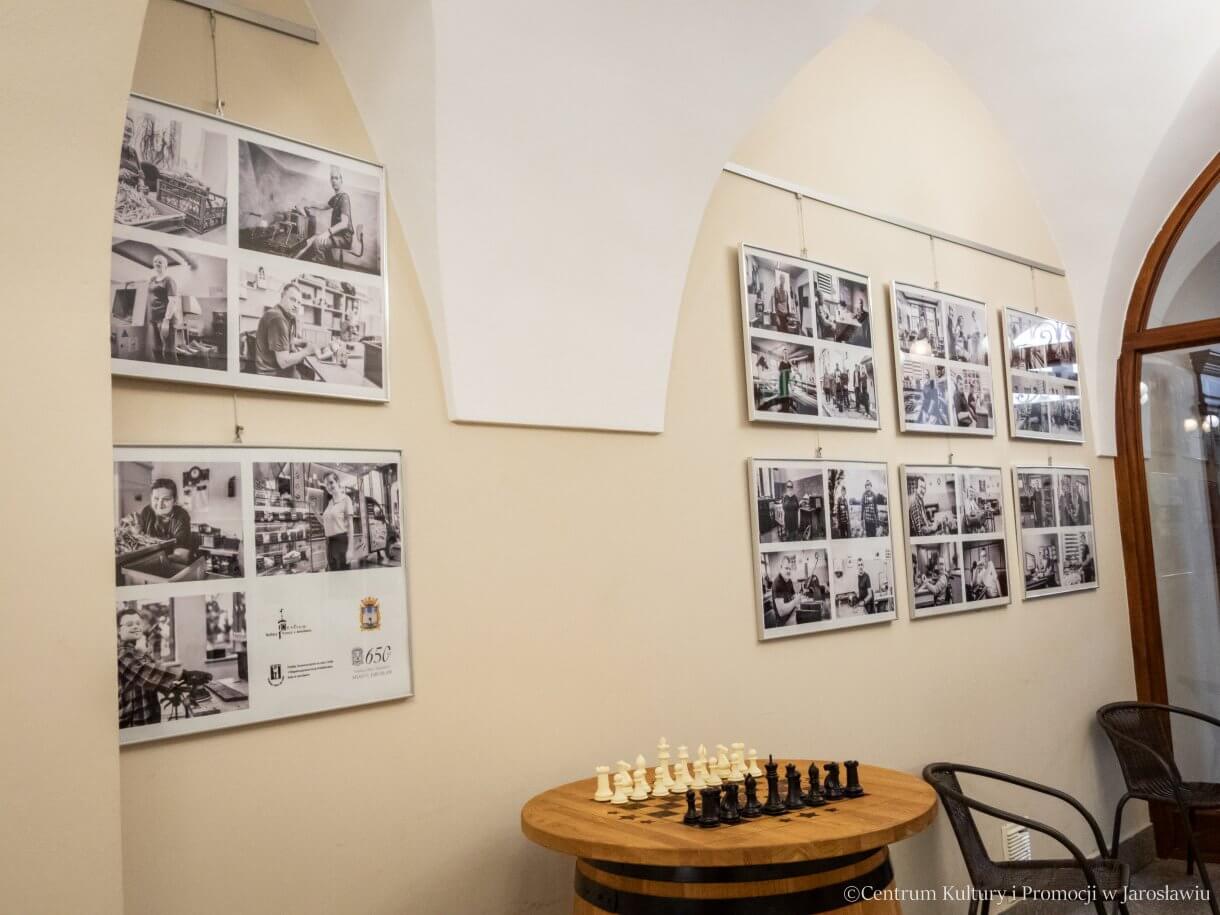 Galerii w Holu – AKTYWNI W PRACY - Portrety aktywnych zawodowo, bądź przygotowujących się do pracy osób z niepełnosprawnościami zostały wykonane w Warsztacie Terapii Zajęciowej w Jarosławiu oraz Zakładach Aktywności Zawodowej w Jarosławiu i Starych Oleszycach prowadzonych przez Polskie Stowarzyszenie na Rzecz Osób z Niepełnosprawnością Intelektualną Koło w Jarosławiu. Pomysłodawczynią i autorką zdjęć jest Małgorzata Bazylewicz zajmująca się fotografią socjologiczną.