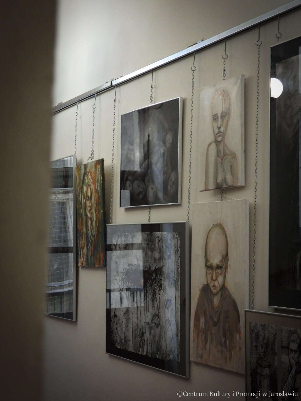 Galeria Debiutów u Attavantich zaprasza na wystawę Zuzanny Bogusz „malarstwo | rysunek | rzeźba” Wystawa prac uczennicy Państwowego Liceum Sztuk Plastycznych im. Stanisława Wyspiańskiego w Jarosławiu. grudzień 2025