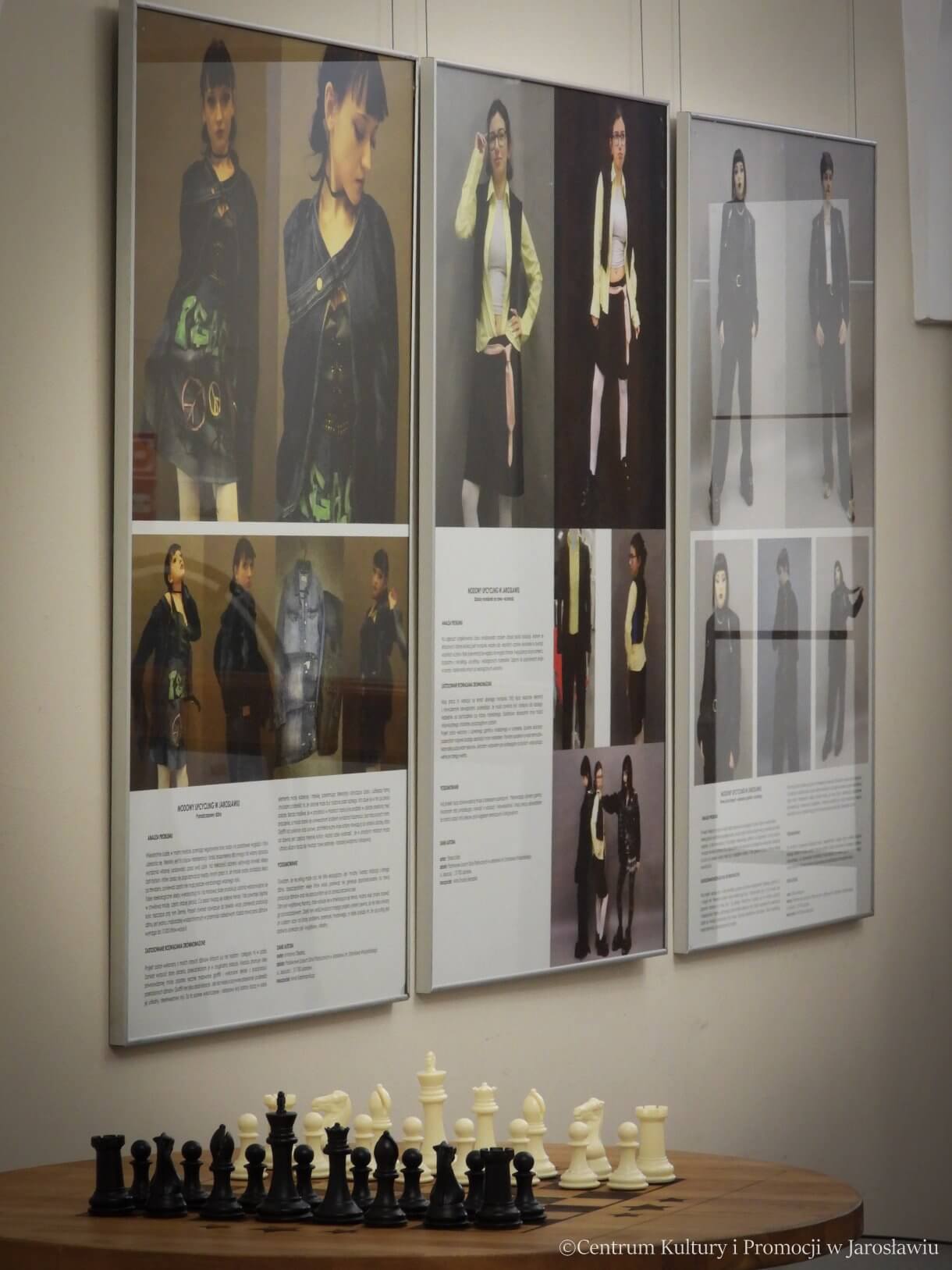 Galeria w Holu u Attavantich zaprasza na wystawę „Projekty uczniów Państwowego Liceum Sztuk Plastycznych im. S. Wyspiańskiego w Jarosławiu z Pracowni Ubioru – moda zrównoważona, idea recyklingu we współczesnym designie” Wystawa prac uczniów Państwowego Liceum Sztuk Plastycznych im. Stanisława Wyspiańskiego w Jarosławiu. styczeń 2026