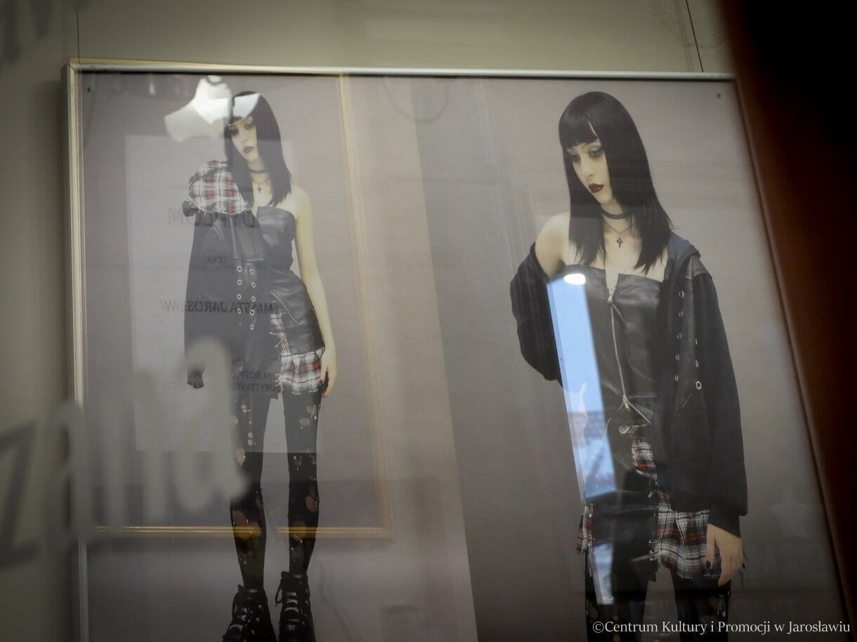 Galeria w Holu u Attavantich zaprasza na wystawę „Projekty uczniów Państwowego Liceum Sztuk Plastycznych im. S. Wyspiańskiego w Jarosławiu z Pracowni Ubioru – moda zrównoważona, idea recyklingu we współczesnym designie” Wystawa prac uczniów Państwowego Liceum Sztuk Plastycznych im. Stanisława Wyspiańskiego w Jarosławiu. styczeń 2026