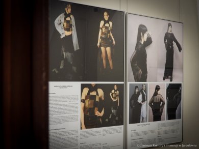 Galeria w Holu u Attavantich zaprasza na wystawę „Projekty uczniów Państwowego Liceum Sztuk Plastycznych im. S. Wyspiańskiego w Jarosławiu z Pracowni Ubioru – moda zrównoważona, idea recyklingu we współczesnym designie” Wystawa prac uczniów Państwowego Liceum Sztuk Plastycznych im. Stanisława Wyspiańskiego w Jarosławiu. styczeń 2026