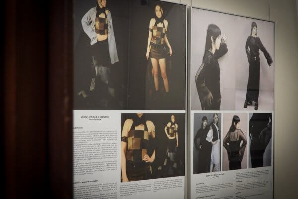 Galeria w Holu u Attavantich zaprasza na wystawę „Projekty uczniów Państwowego Liceum Sztuk Plastycznych im. S. Wyspiańskiego w Jarosławiu z Pracowni Ubioru – moda zrównoważona, idea recyklingu we współczesnym designie” Wystawa prac uczniów Państwowego Liceum Sztuk Plastycznych im. Stanisława Wyspiańskiego w Jarosławiu. styczeń 2026