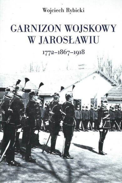Garnizon Wojskowy w Jarosławiu 1772 – 1867 – 1918 Dzieje istniejącego w Jarosławiu w latach 1772–1918 garnizonu wojskowego armii austriackiej, a następnie austro-węgierskiej nie doczekały się jak dotąd żadnej godnej polecenia publikacji. Brak było wyczerpujących monograficznych opracowań poświęconych problematyce czwartego pod względem wielkości garnizonu w Galicji oraz wpływu jaki jego istnienie odegrało na rozwój miasta na przełomie XIX i XX w. Istniała więc potrzeba wielopłaszczyznowego ukazania, obok kwestii ściśle militarnych, styku sfery wojskowej i cywilnej, oddziałujących w istotny sposób na życie miasta, będącego jego siedzibą. Publikacja Wojciecha Rybickiego „Garnizon wojskowy w Jarosławiu. 1772–1867–1918” ma za zadanie przybliżyć czytelnikowi kilka aspektów związanych z obecnością wojskową zaborcy austriackiego w mieście w latach 1772–1918. W Jarosławiu armia austriacka pojawiła się już w czerwcu 1772 r. w następstwie I rozbioru Polski. Wkrótce jednak oddziały te zostały wycofane głównie do garnizonów znajdujących się na terenie Węgier. Opis pochodzi od wydawcy. Rok wydania – 2024 Ilość stron – 1279 Oprawa – twarda Cena – 70 zł Zapraszamy do zakupu stacjonarnie lub wysyłkowo w Centrum Informacji Turystyczno-Kulturalnej w Jarosławiu (ul. Rynek 5, tel.: 16 624 89 89 / 881 500 889) oraz stacjonarnie w Punkcie Informacji Turystycznej (Galeria Stara Ujeżdżalnia, ul. Sikorskiego 2a).