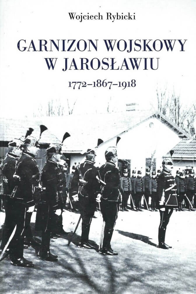 Dzieje istniejącego w Jarosławiu w latach 1772–1918 garnizonu wojskowego armii austriackiej, a następnie austro-węgierskiej nie doczekały się jak dotąd żadnej godnej polecenia publikacji. Brak było wyczerpujących monograficznych opracowań poświęconych problematyce czwartego pod względem wielkości garnizonu w Galicji oraz wpływu jaki jego istnienie odegrało na rozwój miasta na przełomie XIX i XX w. Istniała więc potrzeba wielopłaszczyznowego ukazania, obok kwestii ściśle militarnych, styku sfery wojskowej i cywilnej, oddziałujących w istotny sposób na życie miasta, będącego jego siedzibą. Publikacja Wojciecha Rybickiego „Garnizon wojskowy w Jarosławiu. 1772–1867–1918” ma za zadanie przybliżyć czytelnikowi kilka aspektów związanych z obecnością wojskową zaborcy austriackiego w mieście w latach 1772–1918. W Jarosławiu armia austriacka pojawiła się już w czerwcu 1772 r. w następstwie I rozbioru Polski. Wkrótce jednak oddziały te zostały wycofane głównie do garnizonów znajdujących się na terenie Węgier. Opis pochodzi od wydawcy. Rok wydania – 2024 Ilość stron – 1279 Oprawa – twarda Cena – 70 zł Zapraszamy do zakupu stacjonarnie lub wysyłkowo w Centrum Informacji Turystyczno-Kulturalnej w Jarosławiu (ul. Rynek 5, tel.: 16 624 89 89 / 881 500 889) oraz stacjonarnie w Punkcie Informacji Turystycznej (Galeria Stara Ujeżdżalnia, ul. Sikorskiego 2a).