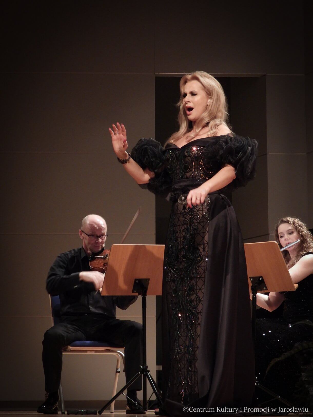 Festiwal Muzyki Fortepianowej im. Marii Tuzrańskiej - Edyta Piasecka, w tle skrzypce i flet