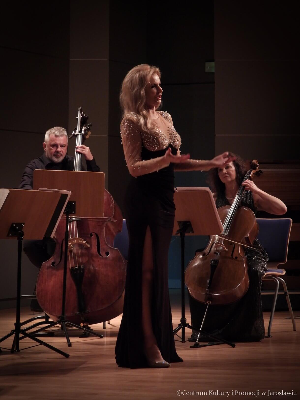 Festiwal Muzyki Fortepianowej im. Marii Tuzrańskiej - Edyta Piasecka w tle wiolenczeliści