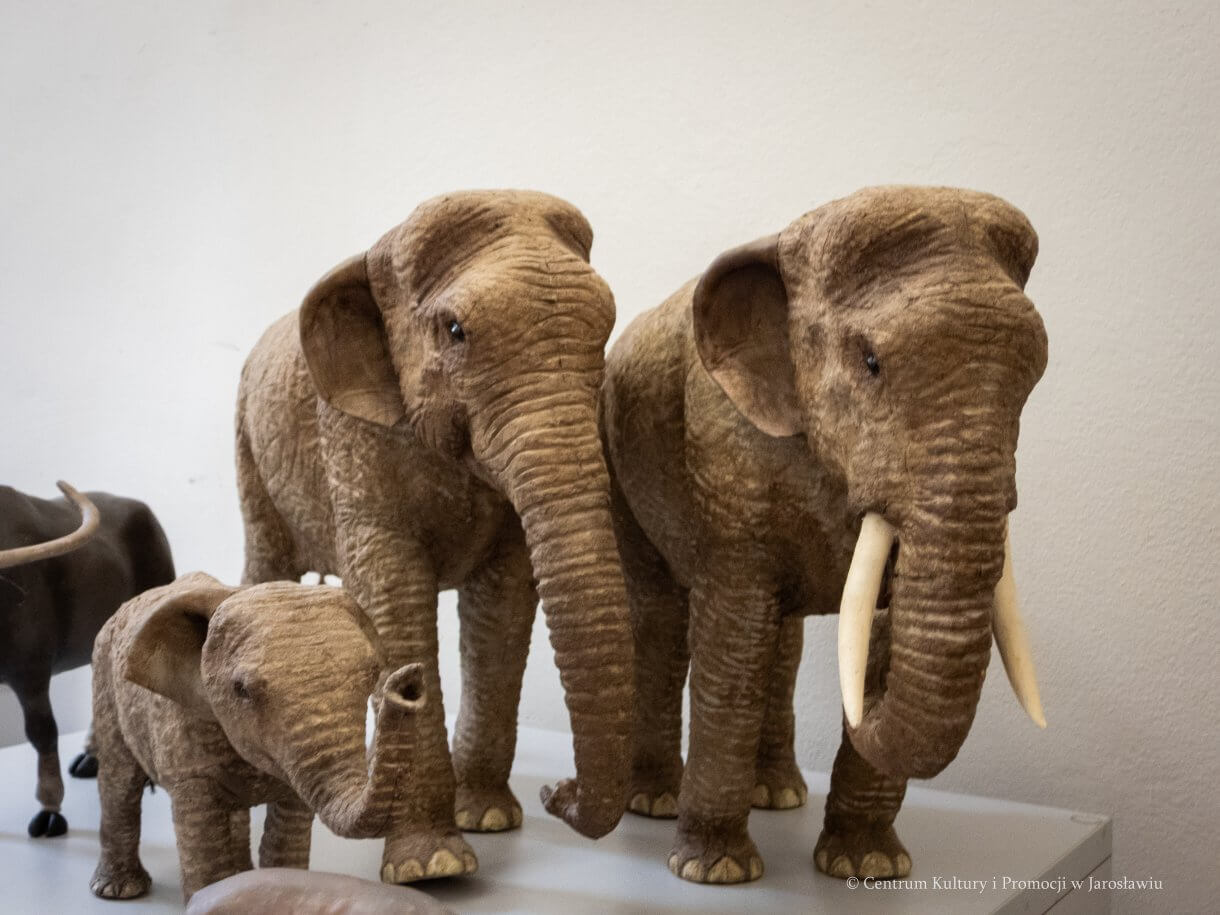 Centrum Kultury i Promocji w Jarosławiu zaprasza na wystawę Franciszka Żbika „RZEŹBA” Prace ucznia Państwowego Liceum Sztuk Plastycznych im. Stanisława Wyspiańskiego w Jarosławiu. Czas trwania: kwiecień 2026