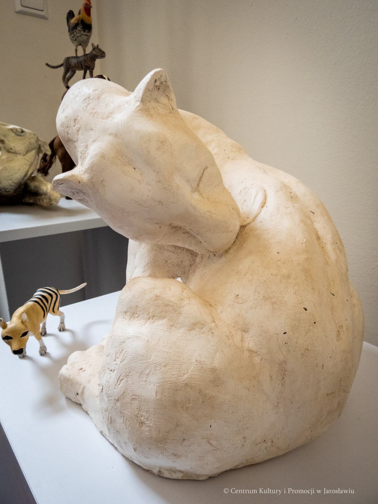 Centrum Kultury i Promocji w Jarosławiu zaprasza na wystawę Franciszka Żbika „RZEŹBA” Prace ucznia Państwowego Liceum Sztuk Plastycznych im. Stanisława Wyspiańskiego w Jarosławiu. Czas trwania: kwiecień 2026