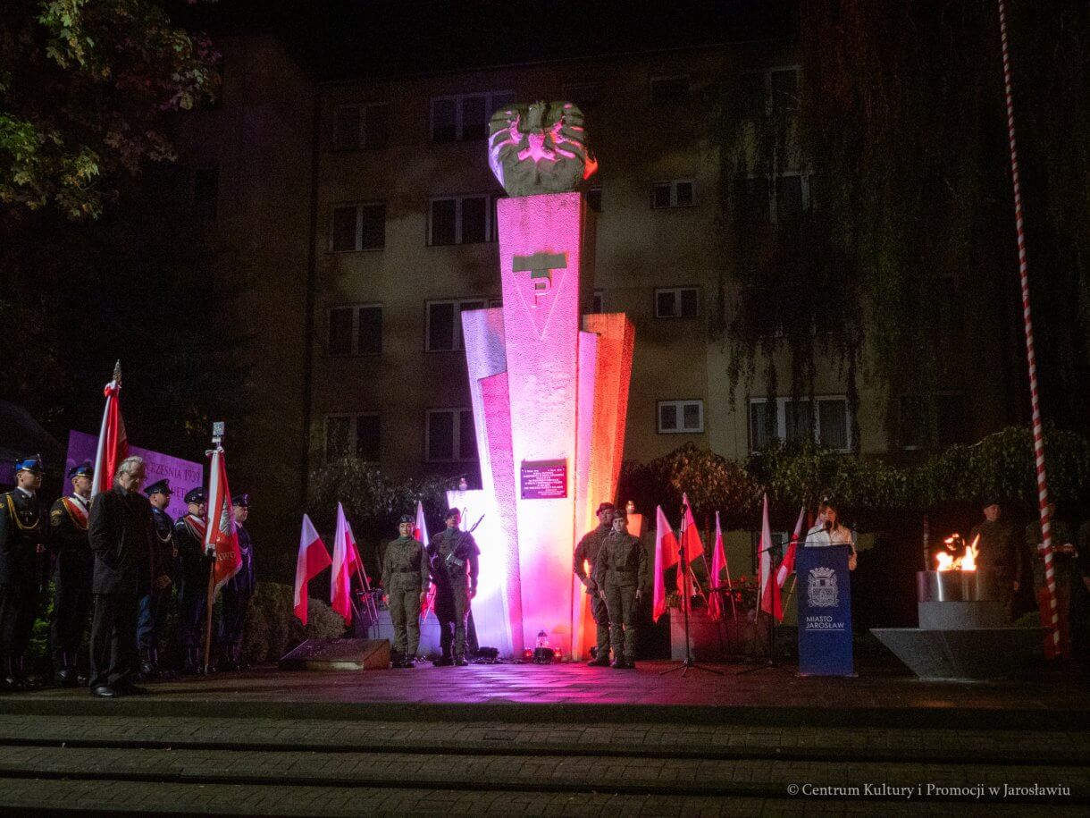 1 września, o godzinie 4.45, pod Pomnikiem Walk i Męczeństwa w Jarosławiu odbyły się uroczystości upamiętniające 87. rocznicę wybuchu II wojny światowej. W symbolicznej godzinie rozpoczęcia niemieckiej agresji na Polskę mieszkańcy oraz przedstawiciele władz, instytucji, organizacji i służb oddali hołd ofiarom największego konfliktu zbrojnego XX wieku.