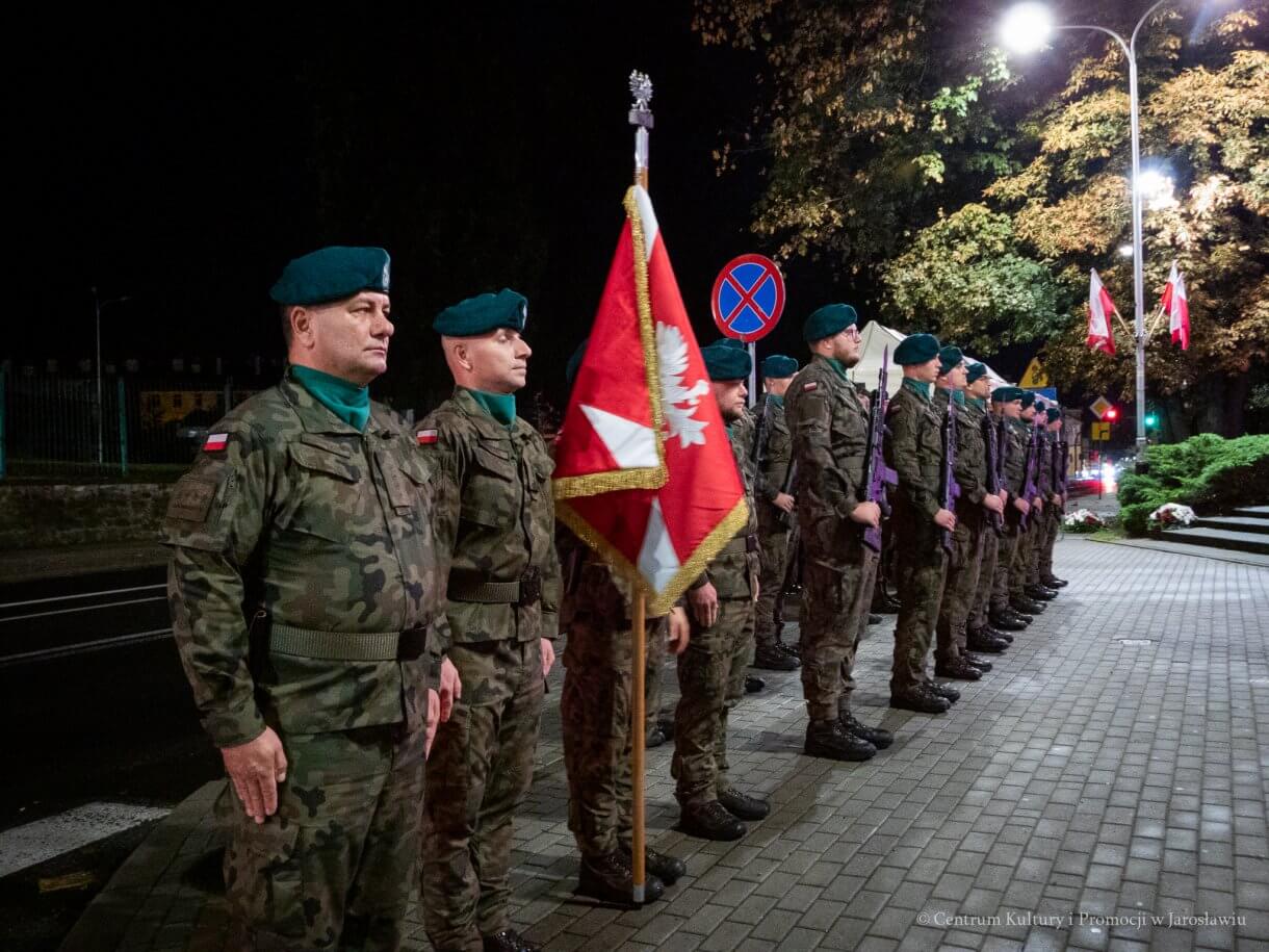 1 września, o godzinie 4.45, pod Pomnikiem Walk i Męczeństwa w Jarosławiu odbyły się uroczystości upamiętniające 87. rocznicę wybuchu II wojny światowej. W symbolicznej godzinie rozpoczęcia niemieckiej agresji na Polskę mieszkańcy oraz przedstawiciele władz, instytucji, organizacji i służb oddali hołd ofiarom największego konfliktu zbrojnego XX wieku.
