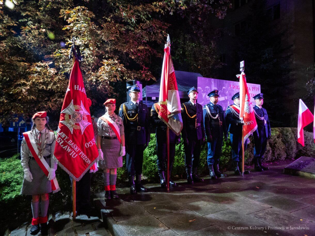 1 września, o godzinie 4.45, pod Pomnikiem Walk i Męczeństwa w Jarosławiu odbyły się uroczystości upamiętniające 87. rocznicę wybuchu II wojny światowej. W symbolicznej godzinie rozpoczęcia niemieckiej agresji na Polskę mieszkańcy oraz przedstawiciele władz, instytucji, organizacji i służb oddali hołd ofiarom największego konfliktu zbrojnego XX wieku.